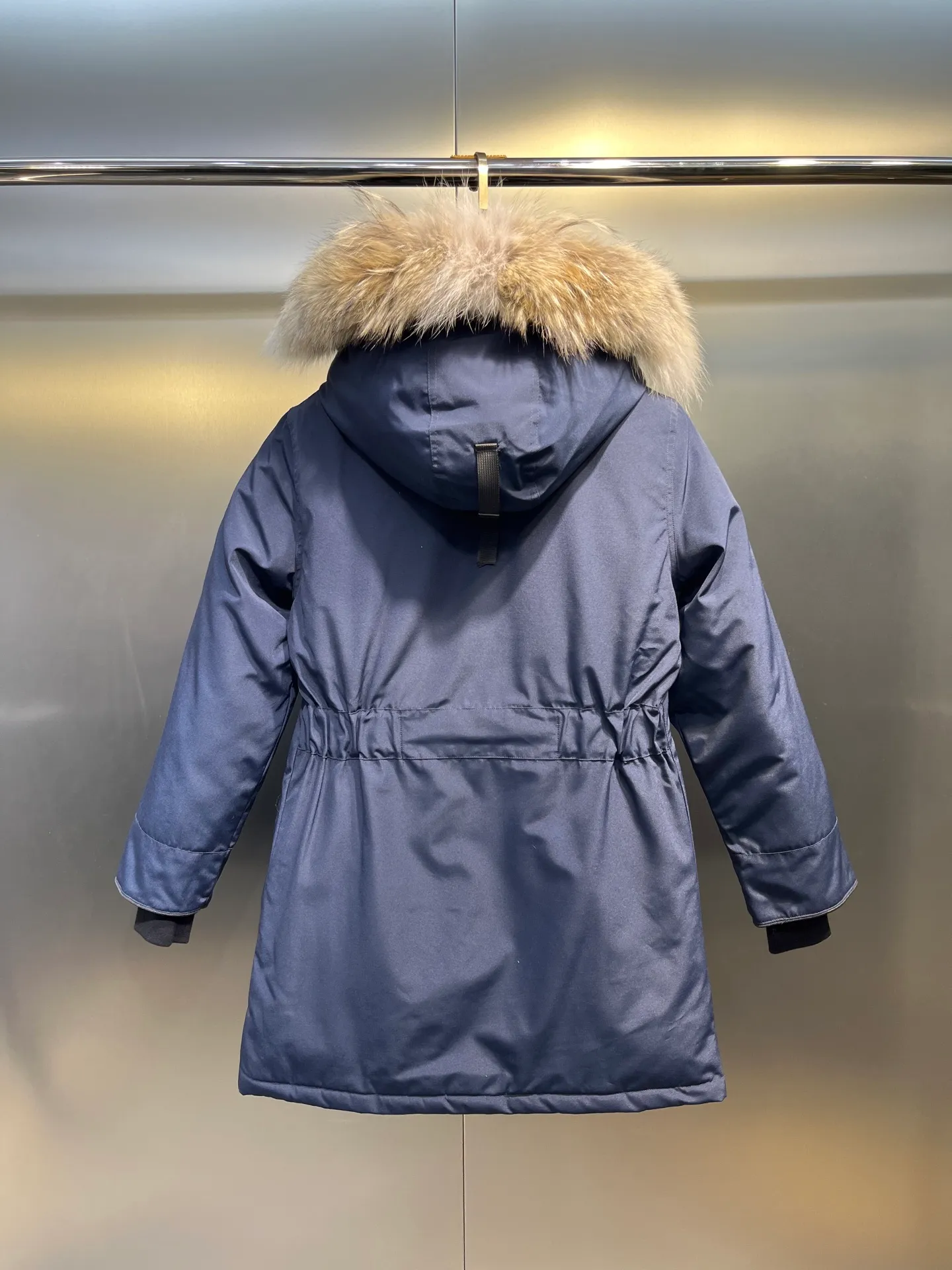 P840 Canada goose🌟 Canada Goose 07 models All in stock, 6 colors, I will never stop stocking this winter All original factory customization All details strictly required have been corrected since the beginning of this year Detachable fur collar! The workmanship and wiring are very straight! A big goose is enough for a winter. Size: 1. 90% white duck down from a conscientious manufacturer (some people brag about their own goose down, please search it on your own. Goose down is warmer and less fluffy than duck down, so good down jackets are all white duck down. There is no such thing as white goose down) 2. Upgraded fabrics with moderate hardness, waterproof, windproof and anti-fouling (Arctic Tech fabrics imported from South Korea are not comparable to fabrics dyed by some small workshops) 3. YKK No. 10 authentic zippers (Japanese customized YKK zipper, silky smooth, not stuck, officially designated) 4. Western Canadian wolf hair (Wolf hair is divided into eastern, central, and western. Western wolf hair is light in color, dense, and has good thermal insulation effect. It is the genuine Canada Goose grade) Let’s analyze and explain some details of the production 1. First, sew the liner and then fill it with down (some small factories and small workshops first fill it with down and then sew) Why? The technology is not up to par and the hardware conditions are not enough! ! ! For this step alone, we need to spend more time and money. 2. Filling the inner tank with down. We are all down filling machines to ensure that the down weight of each pill is the same. There is a video (small factory, small workshop is stuffed by hand). Why? The hardware conditions are not enough. A machine costs more than 100,000 yuan. Small factories simply cannot buy it. This means that the weight of the down in each liner cannot be guaranteed, and the warmth of high-end down jackets cannot be guaranteed. 3. For the needles of the sewing machine, we all use the top-notch No. 7 needles (small factories all use No. 10 needles). The finer the needle, the finer the needle eye, which reduces the risk of velvet and velvet running. 4. Wolf fur collar We are all spliced in whole or in large pieces (small factories mostly use broken pieces) The warmth retention of wolf fur is very good, but the splicing of scraps cannot guarantee the warmth. Color: Black, white, gray camouflage, sci-fi blue camouflage, green camouflage, sky blue, dark blue, cool gray, red. Professional Canada goose producers, we are enough this winter! We would like to sincerely thank everyone who buys our down jackets!  size：xs-xl